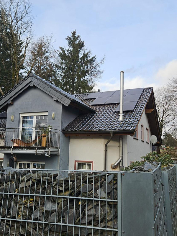 Einfamilienhaus mit neuer Photovoltaik-Anlage auf dem Dach