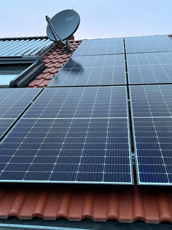 Photovoltaik-Module auf einem Ziegeldach in Nahaufnahme