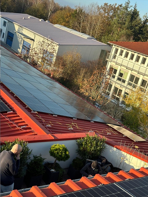Montage einer Photovoltaik-Anlage auf einem roten Ziegeldach durch KW Elektro