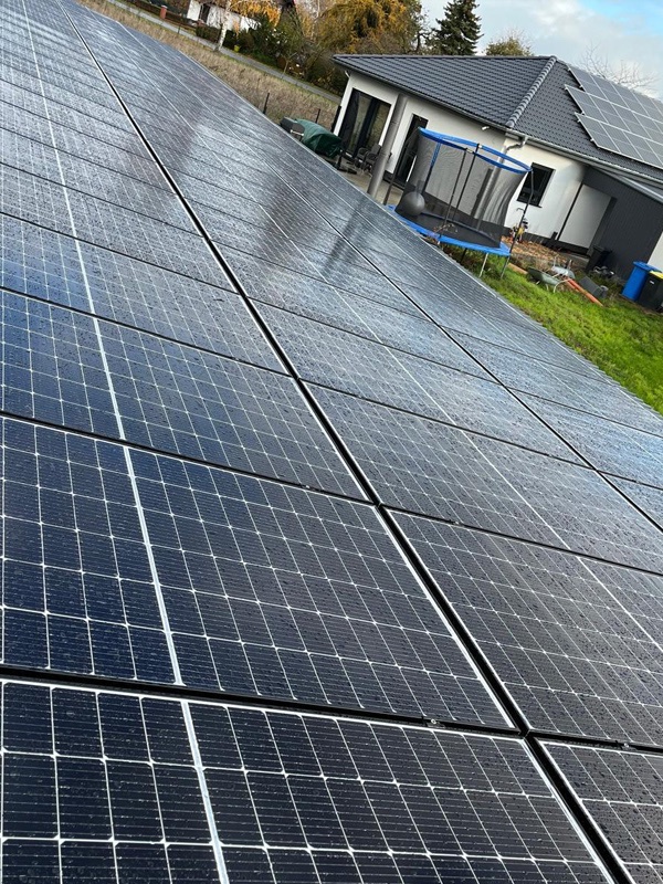 Photovoltaik-Module vor einem modernen Einfamilienhaus