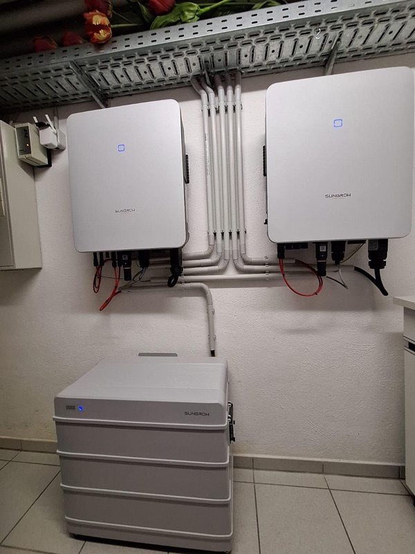 Zwei Sungrow-Wechselrichter mit modularem Sungrow-Batteriespeicher, sauber verkabelt