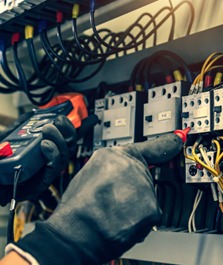 Elektriker verdrahtet einen Schaltschrank – Elektroinstallation von KW Elektro