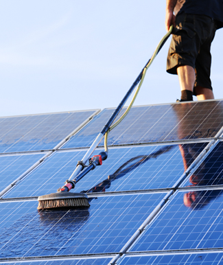 Reinigung von Photovoltaik-Modulen mit Bürste – PV-Reinigung & Wartung von KW Elektro